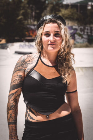 TOP UVE CORTO / 2 gomas / polipiel negra + antelina camel